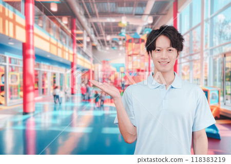 在兒童空間工作的年輕人 118383219