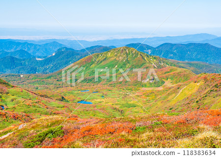 Climbing Mount Yakeishi in autumn (mountain summit): View of Mount Yakeishi and Mount Mokko 118383634