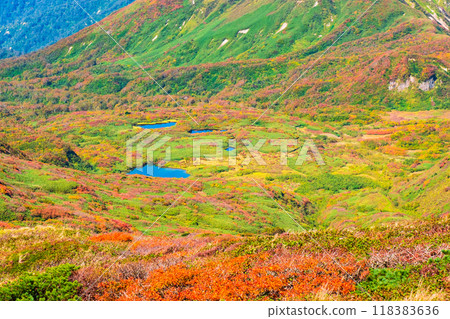 Climbing Mount Yakeishi in autumn (mountain summit): View of Mount Yakeishi Pond Climbing Mount Yakeishi in autumn (mountain summit): View of Mount Yakeishi Pond 118383636