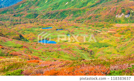Climbing Mount Yakeishi in autumn (mountain summit): View of Mount Yakeishi Pond 118383637