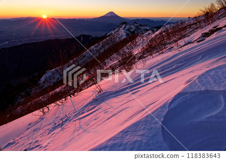 Sunrise and Mt. Fuji seen from Mt. Houou and Mt. Kannon in the Southern Alps Sunrise and Mt. Fuji seen from Mt. Houou and Mt. Kannon in the Southern Alps 118383643