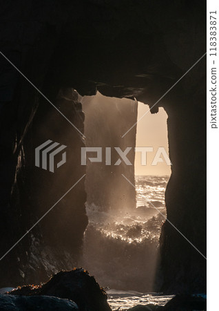 Setting sun peeping through keyhole arch Setting sun peeping through keyhole arch 118383871