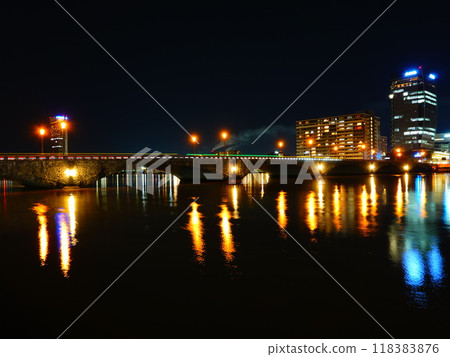 從新潟縣新潟市信濃川和萬代橋週邊的河床風景 118383876