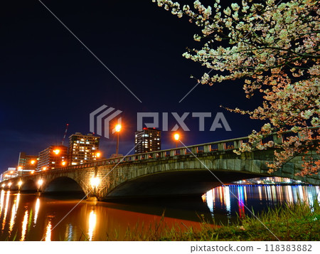 Scenery of the riverbed around the Shinano River and Bandai Bridge in Niigata City, Niigata Prefecture 118383882