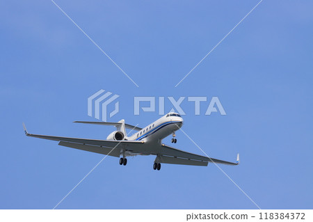 公務機接近著陸，私人飛機降落在藍天 118384372