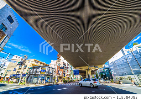 日本東京城市景觀駒澤大學車站前的十字路口。駒澤大學站西口在畫面左側，東口在畫面右側。右邊是車站重建 118384382