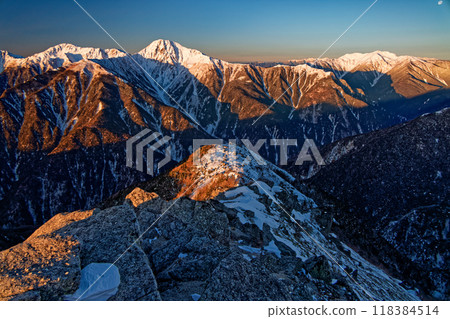 早晨南阿爾卑斯山、法王山、觀音岳看到的北岳、愛之岳、千丈岳。 早晨南阿爾卑斯山、法王山、觀音岳看到的北岳、愛之岳、千丈岳。 118384514
