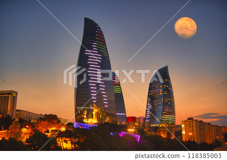 巴庫的現代建築被夕陽的天空染上色彩 巴庫的現代建築被夕陽的天空染上色彩 118385003