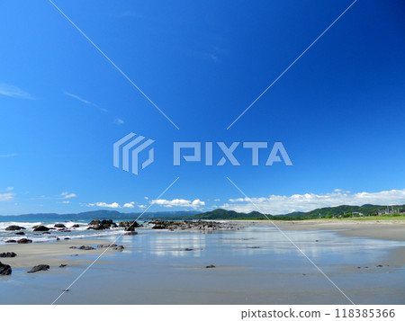 蔚藍的天空下,入野海岸靜靜地倒映在海面上 蔚藍的天空下,入野海岸靜靜地倒映在海面上 118385366