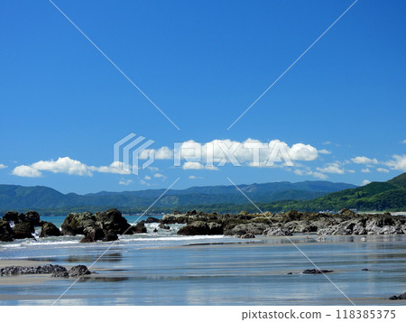Irino Beach is quietly reflected on the sea surface under a clear blue sky. Irino Beach is quietly reflected on the sea surface under a clear blue sky. 118385375
