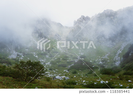Senjojiki Cirque shrouded in clouds [Central Alps Quasi-National Park] Komagane City, Nagano Prefecture, September 118385441