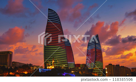 巴庫的現代建築被夕陽的天空染上色彩 巴庫的現代建築被夕陽的天空染上色彩 118385506