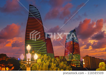 巴庫的現代建築被夕陽的天空染上色彩 118385509