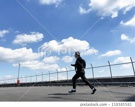一個穿著西裝奔跑的男人 一個穿著西裝奔跑的男人 118385581