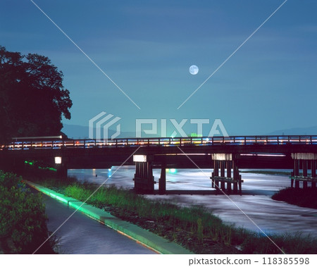 Kyoto Arashiyama, the moon in Togetsu-bashi and Mid-Autumn on the Katsuragawa "Japan 100 Bridge" Kyoto Arashiyama, the moon in Togetsu-bashi and Mid-Autumn on the Katsuragawa "Japan 100 Bridge" 118385598