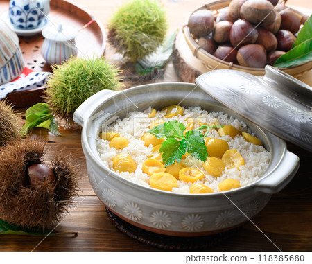 Autumn taste: Chestnut rice cooked in a clay pot 118385680