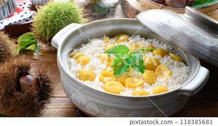 Autumn taste: Chestnut rice cooked in a clay pot 118385681
