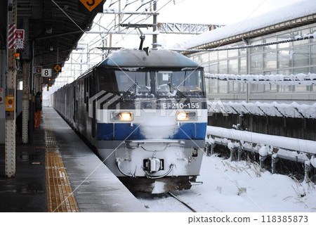 雪地裡行駛的貨運列車 雪地裡行駛的貨運列車 118385873