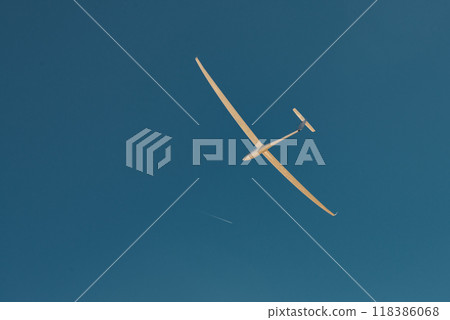 A glider in the sky 118386068