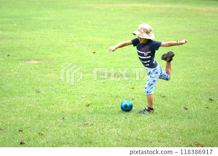 Kindergarteners practicing soccer on the grass 118386917