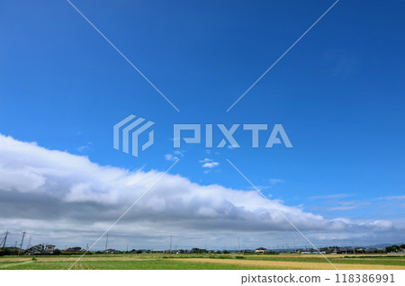 The boundary between the clouds and the blue sky 118386991