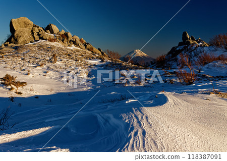 Southern Alps, Mount Houou, Mount Yakushi and Mount Fuji in the evening sun Southern Alps, Mount Houou, Mount Yakushi and Mount Fuji in the evening sun 118387091