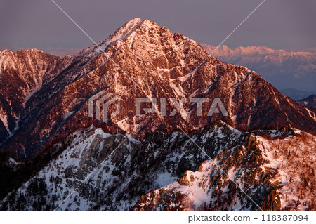 從南阿爾卑斯山、法王山、觀音山、北阿爾卑斯山的彌裡穗高山脈看到的朝霞中的海駒岳。 118387094