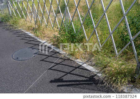 安裝在雜草叢生的腳輪門 118387324