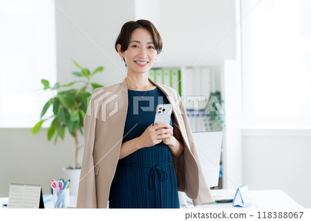 在辦公室工作的女商人 118388067