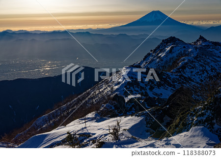 從南阿爾卑斯山、法王山、觀音山眺望的富士山、藥師山、甲府盆地的街景。 118388073