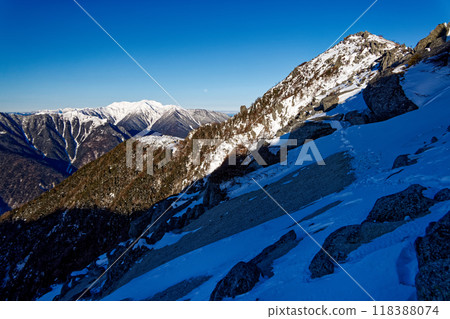 從南阿爾卑斯山、法王山、藥師嶽山脊線眺望的觀音山、千丈岳 從南阿爾卑斯山、法王山、藥師嶽山脊線眺望的觀音山、千丈岳 118388074