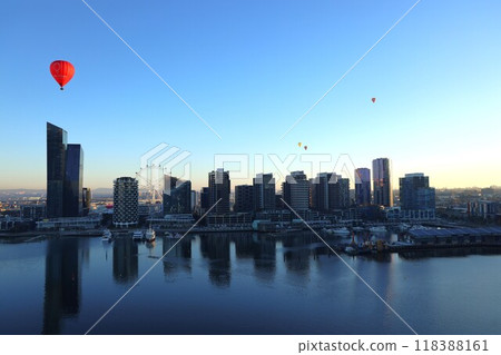 A hot air balloon floats over the skyscrapers of Melbourne Docklands in the morning sun 118388161