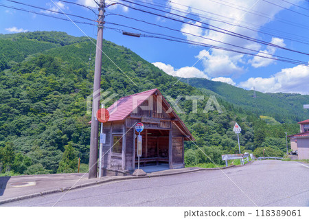 Rural bus stop and waiting area 118389061