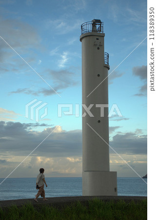 五島市三井樂高崎花堤防上獨自行走的女性 118389350