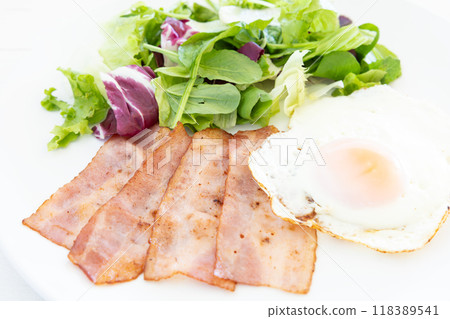 Delicious breakfast with bacon, fried eggs and salad 118389541