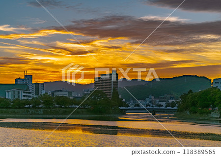 A city stained in sunset 118389565