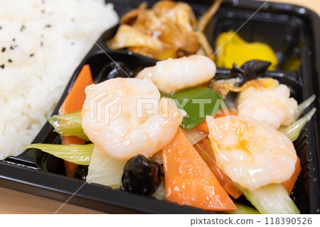 美味的中餐，炒蝦和蔬菜便當 118390526