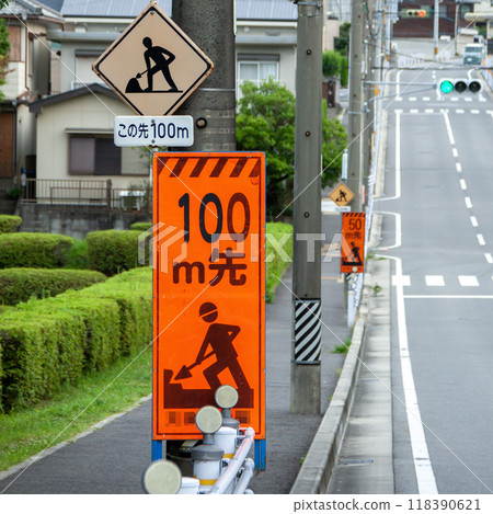 Road construction sign (square size) showing "Construction 100m ahead, 50m ahead" 118390621