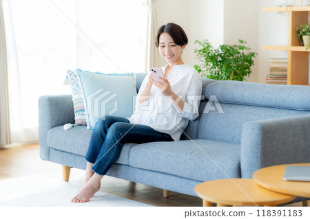 中間女人在房間裡操作智能手機 118391183
