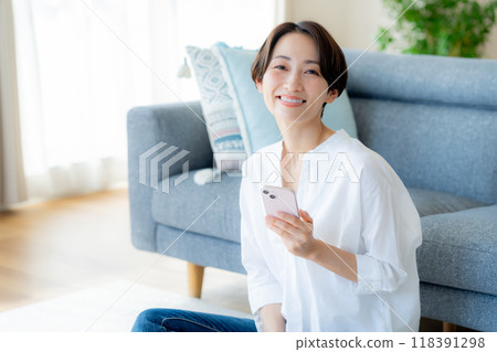 中間女人在房間裡操作智能手機 118391298