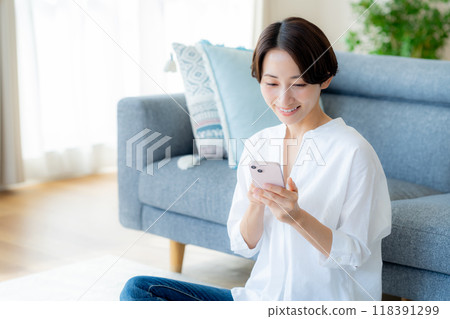 中間女人在房間裡操作智能手機 118391299