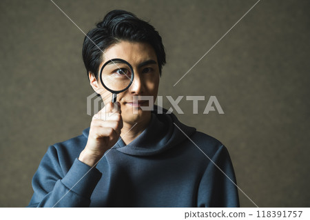 用放大鏡眼睛看起來更大 118391757