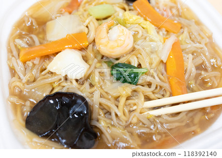 Delicious convenience store bento: thickened fried noodles 118392140