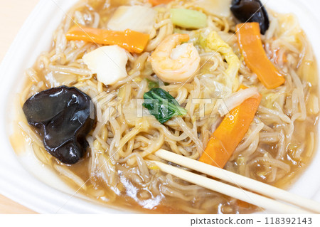 Delicious convenience store bento: thickened fried noodles 118392143