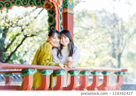 與朋友一起享受觀光的年輕女子 與朋友一起享受觀光的年輕女子 118392427