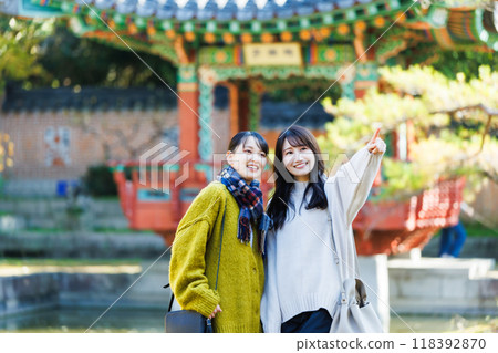 與朋友一起享受觀光的年輕女子 與朋友一起享受觀光的年輕女子 118392870