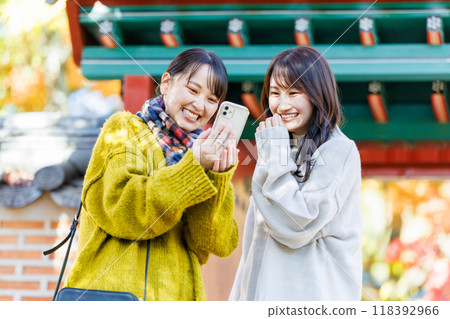 A woman sightseeing Osaka Tsurumi Ryokuchi 118392966