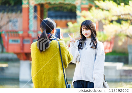 兩位女士在旅遊景點拍紀念照 118392992