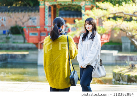 兩位女士在旅遊景點拍紀念照 118392994