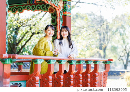 Young woman enjoying sightseeing with friends Young woman enjoying sightseeing with friends 118392995